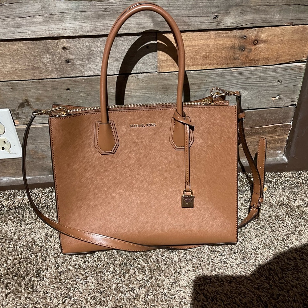 Michael Kors saffiano leather Mercer bag.